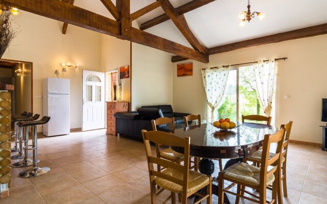 Quaint Holiday Home in Blanquefort-sur-briolance With Pool