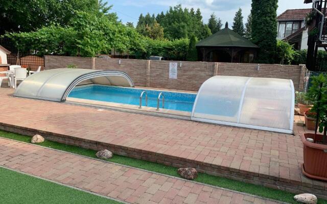 Mediterán Fedett Medencés Apartmanház