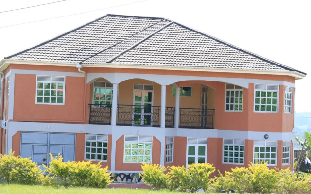 A & J Holiday Suites