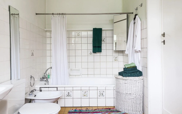 Guest House With Beautiful Garden