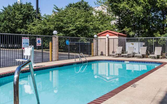 Comfort Inn & Suites Hamilton Place