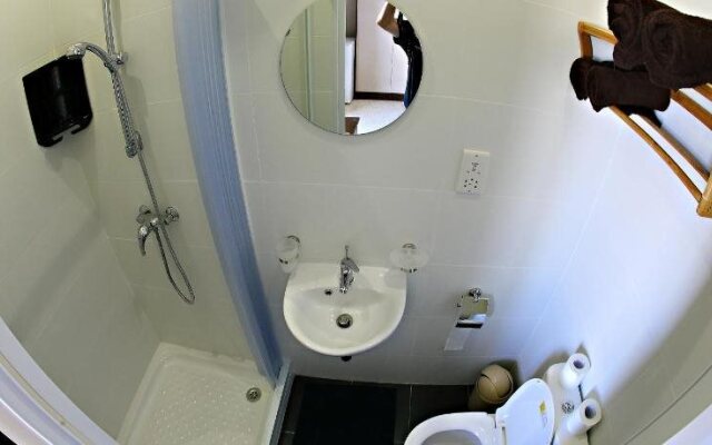 Reno's Restaurant & Guesthouse