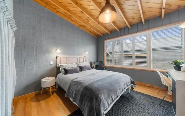 The Walnut Tree House - Martinborough Holiday Home