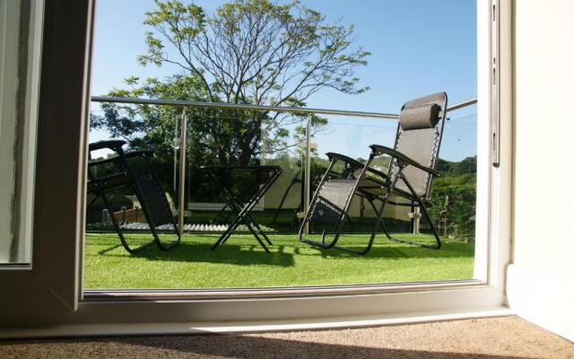 Modern Self-Contained Annex 10 min walk to beach