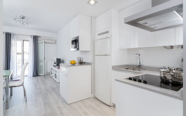 Stylish 2 Bd Apartm Perfectly Located & Free Parking. Amira