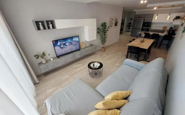 Modern 3BR Apt With Large Balcony