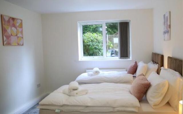 Gorgeous ground floor apartment + free parking