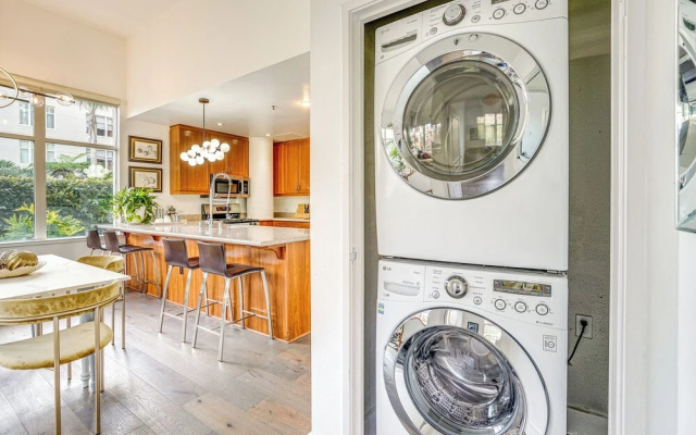 Luxe Condo w/ Private Patio & Perks in Emeryville!