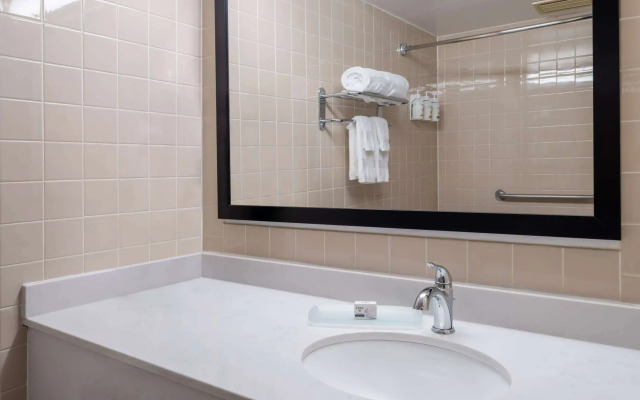 Ramada by Wyndham Thunder Bay Airlane Hotel