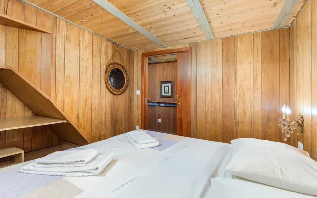 Pet-friendly Apartment in the Heart of Cres