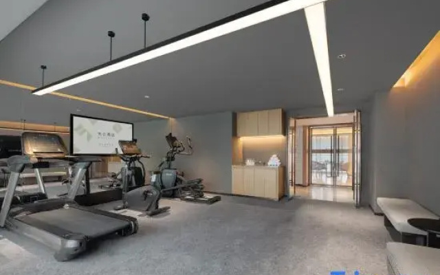 Madison Hotel (Yibin Hejiangmen Yangtze River Park)