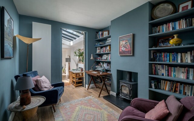 JOIVY Contemporary 2-Bed House W/ Private Garden
