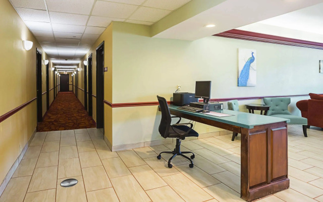 Econo Lodge Inn & Suites