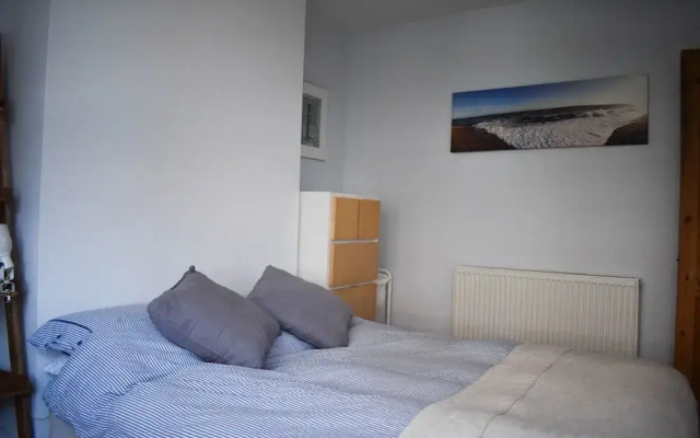Cosy 1 Bedroom Modern Maisonette with Summertime Balcony