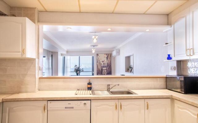 Spacious Flat With Sea View In Zmir Karsiyaka
