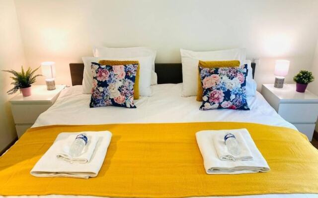 Large 3bedrooms with Terrace and Parking