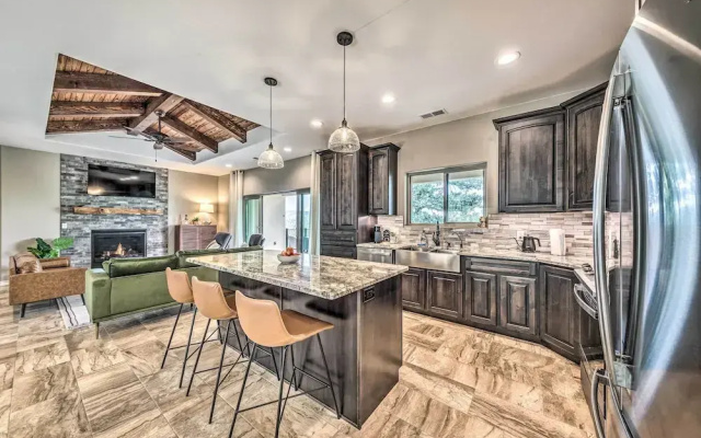 Modern Mtn Retreat, Walk to Lake & Trails!