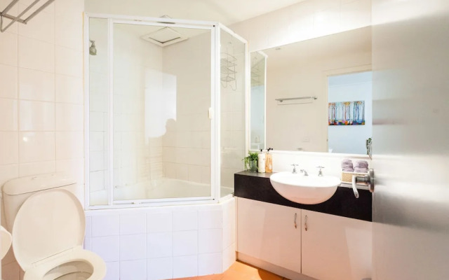 NAOMI, 2BDR South Melbourne Apartment