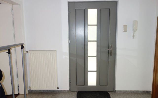 Tolstov-Hotels Large 3 Room Apartment with Garden