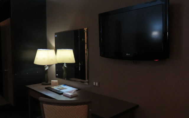 The Pinnacle Hotel and Suites