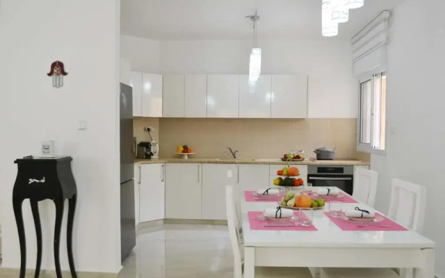 Beautiful Modern 3 Bdr Apartment #E3
