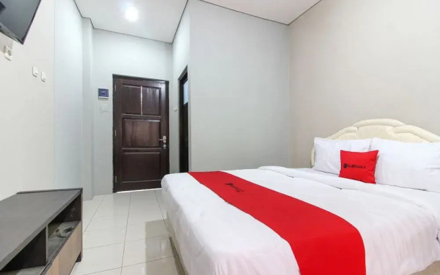RedDoorz near Solo Balapan Station 2