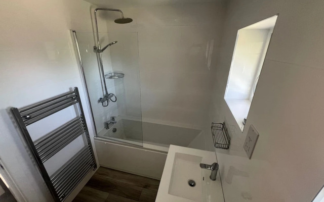 3 Bedroom House - Sleeps 6 & Free Parking