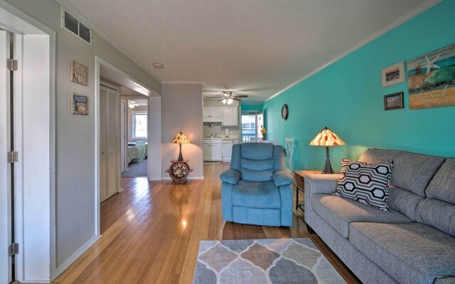 Condo w/ Balcony & Pool: Walk to 2 Beach Accesses!