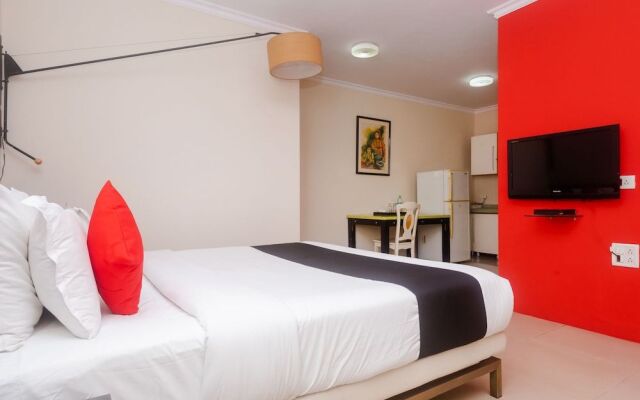 Capital O 40728 Bollywood Design Hotel