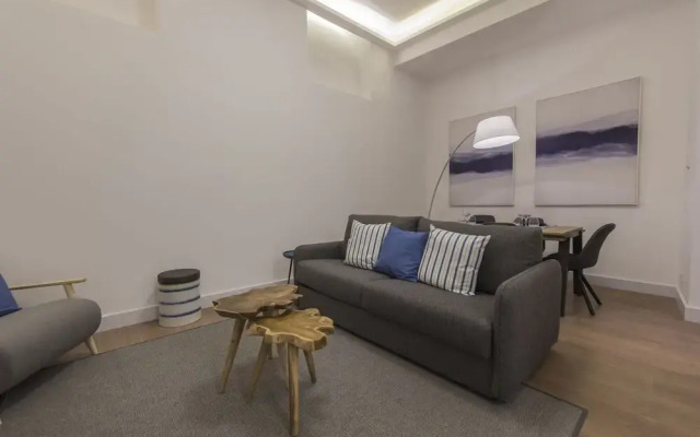 High Ceiling Duplex Apt Cais do Sodre