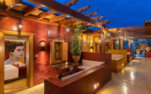 10GR Boutique Hotel and Wine Bar