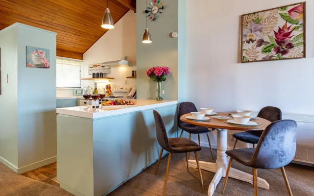 Beautiful Spacious Lake View City Townhouse