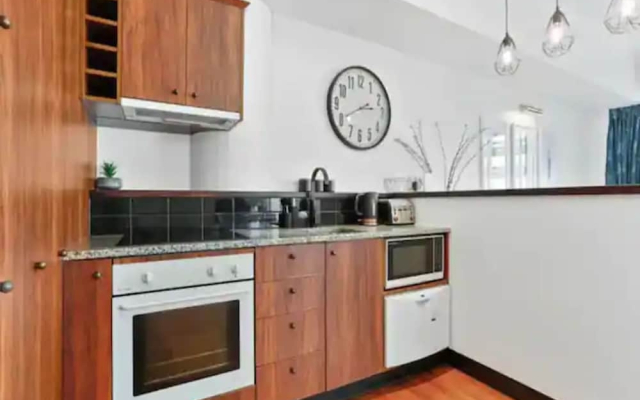 Modern, One Bedroom Princes Wharf Apartment w/ AC