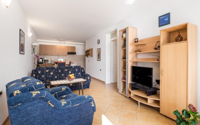 Stunning Apartment in Icici With Wifi and 1 Bedrooms