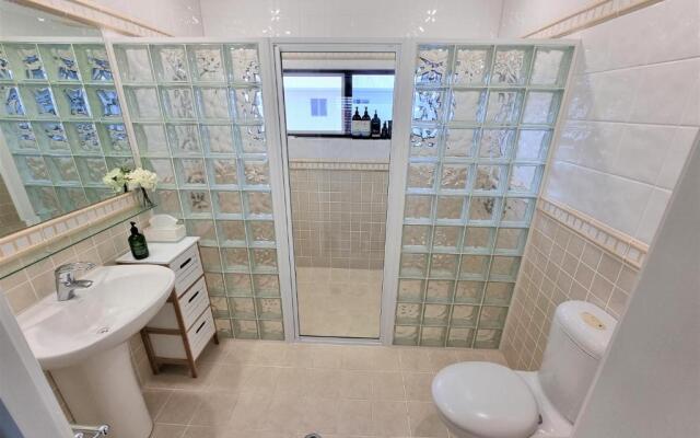 Absolute Beachfront 4 Bedroom Luxury Holiday Home