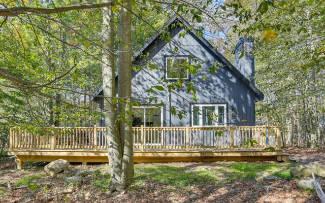Modern Poconos Chalet w/ Private Hot Tub, Fire Pit