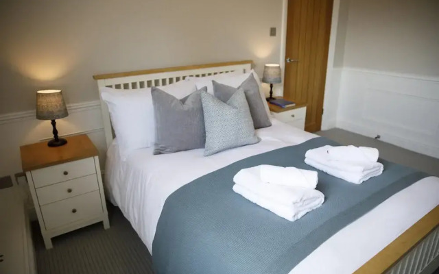 The Grove Apartment With Free on Street Parking
