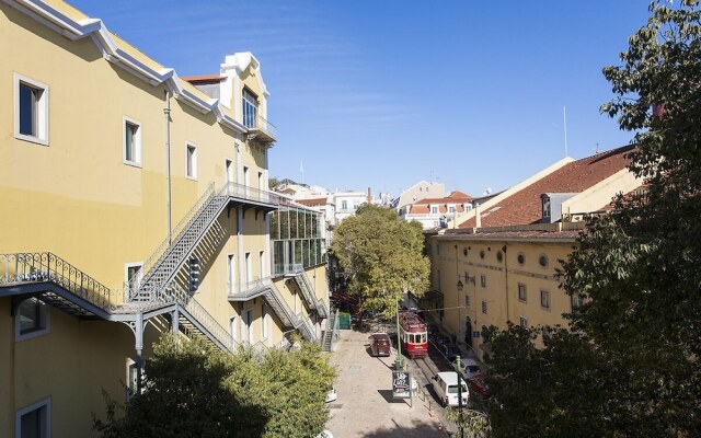 ALTIDO Splendid 2BR Apt w/ parking&balcony, 10mins to Praça do Comércio