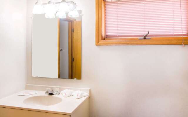 Travelodge by Wyndham Lake George NY