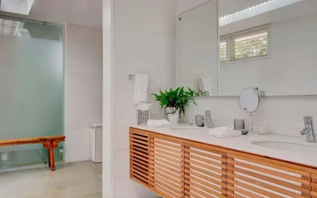 Breathtaking Ocean-view Home w Pool Modern Design