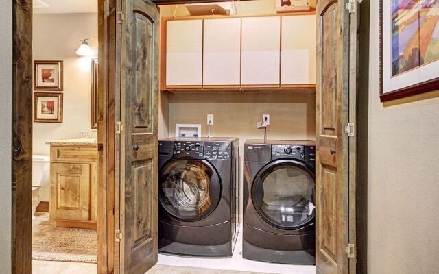 Highwood Hideaway 4 Bedroom Townhouse by RedAwning