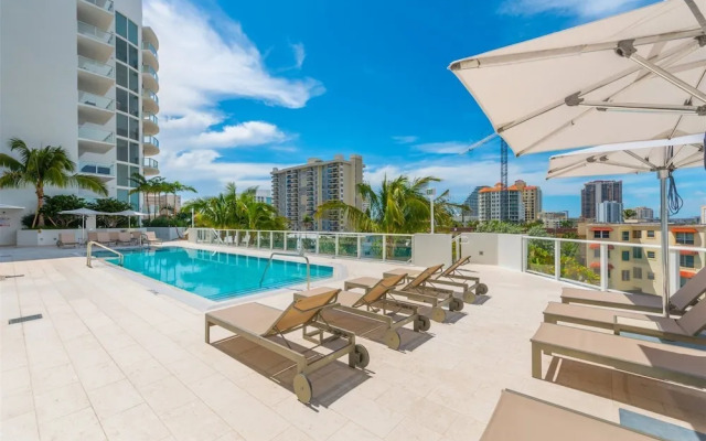 Top Fort Lauderdale Condo 7th Floor - Private and Sanitized, Hotel Amenities, Free Parking for Stays Over 27 Days, 400 ft From the Beach. Hosted by Super Host!
