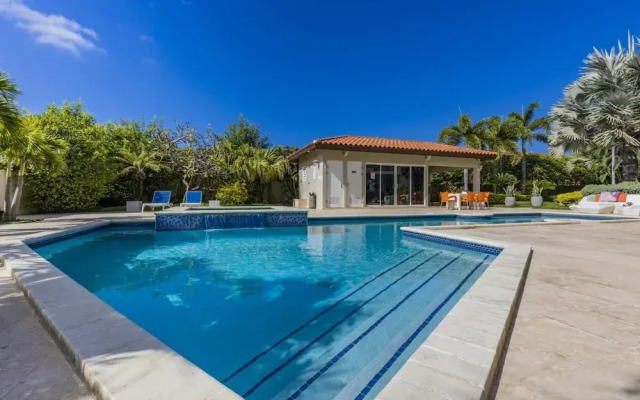 4BR 3BA w Pool Sleeps 10 200m From Eagle Beach