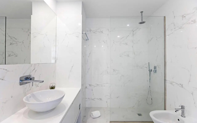 Stylish Flat W/ Gym & Parking by LovelyStay