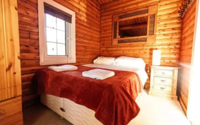 Cozy Mountain 2 Bed Log Cabin
