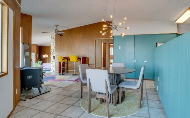 Colorful Lake Chelan Home w/ Saltwater Pool!
