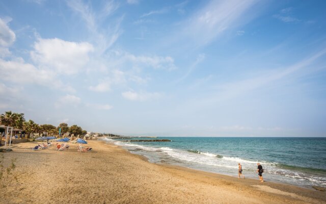 Athina's Flat on the sea