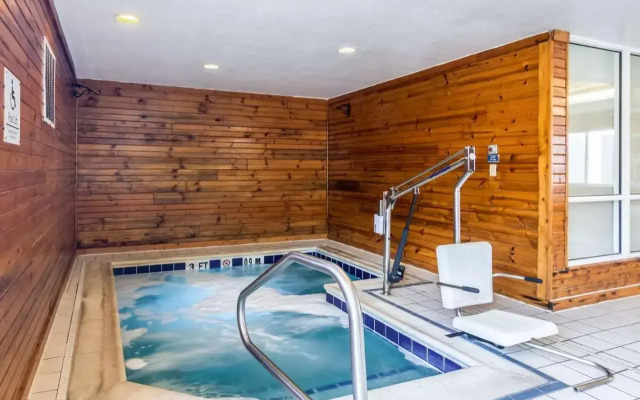Holiday Inn Exp Stes Hannibal