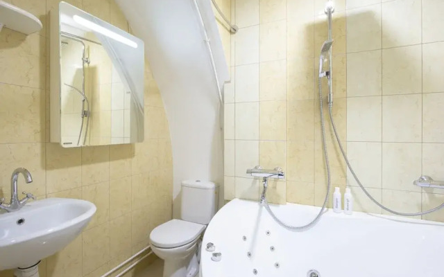 City of Rivers, Адмиралтейская наб., 10