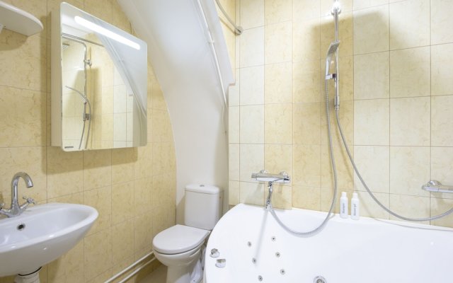 City of Rivers, Адмиралтейская наб., 10